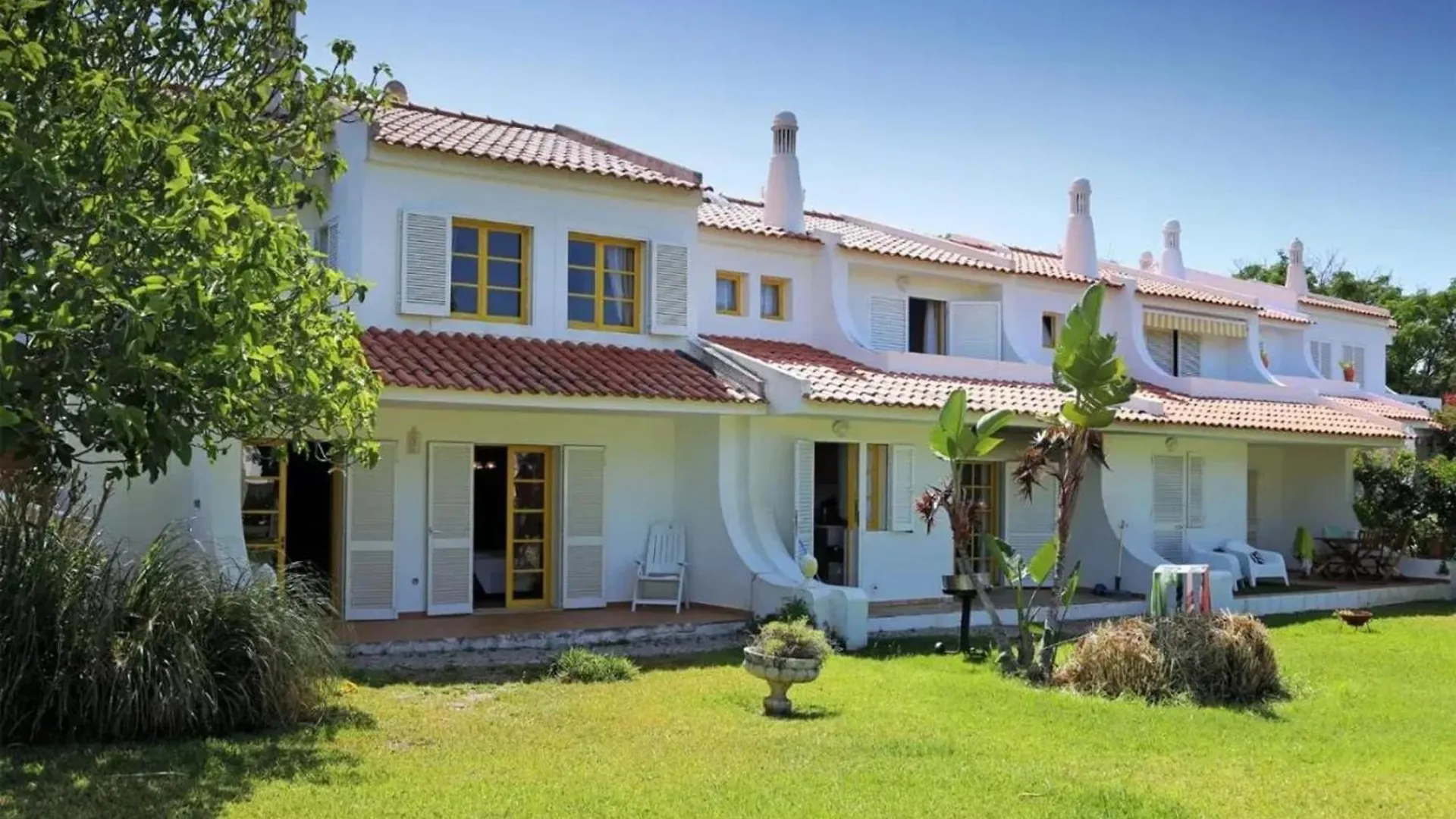 Comfortable House In Guia With Shared Pool location