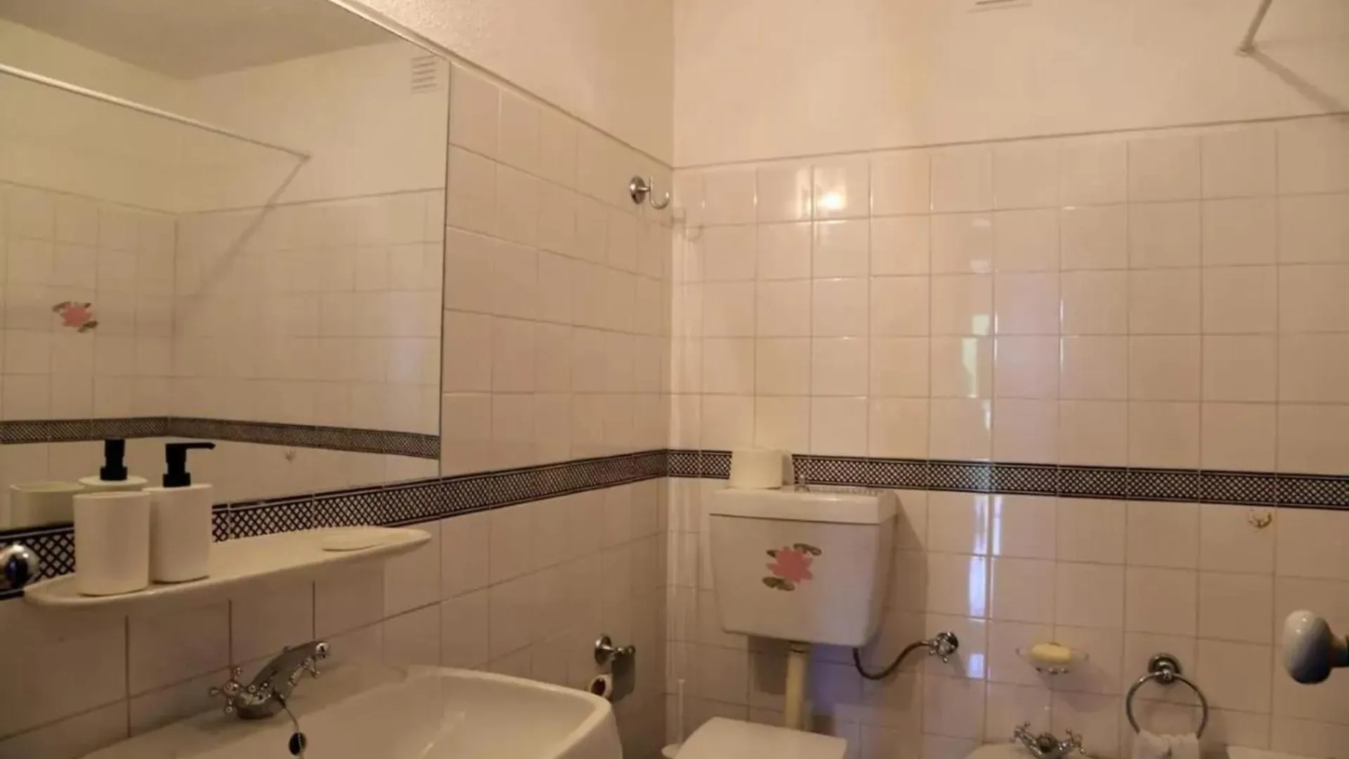 Comfortable House In Guia With Shared Pool Holiday home