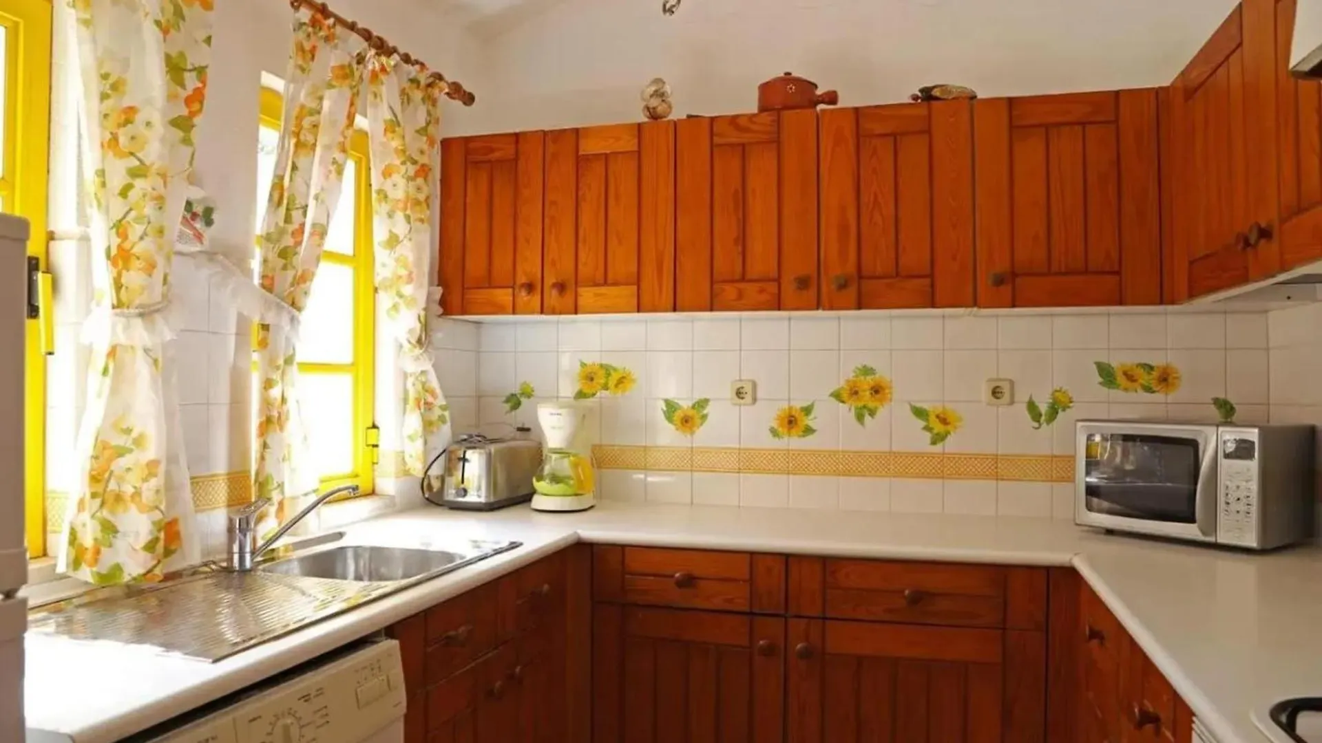 Comfortable House In Guia With Shared Pool