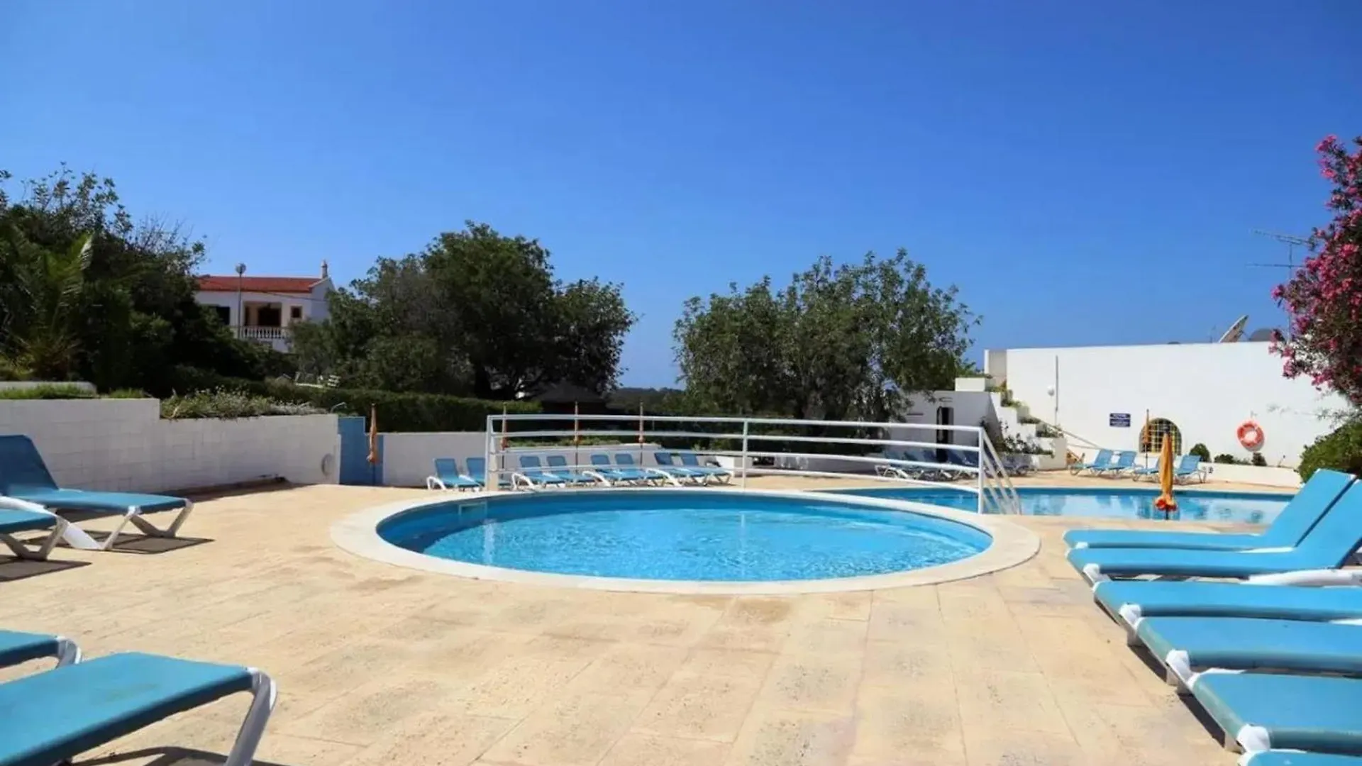 Comfortable House In Guia With Shared Pool Semesterbostad